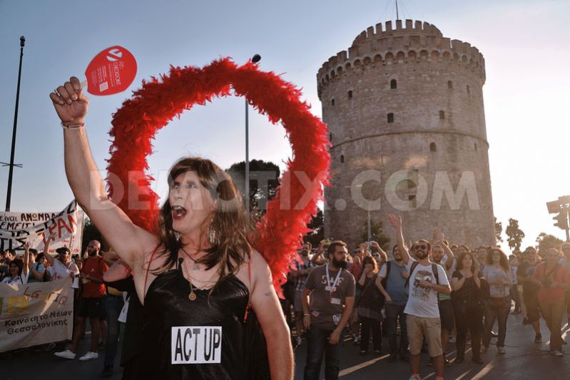 1371350432-thessaloniki-hold-gay-pride-parade_2158141.jpg