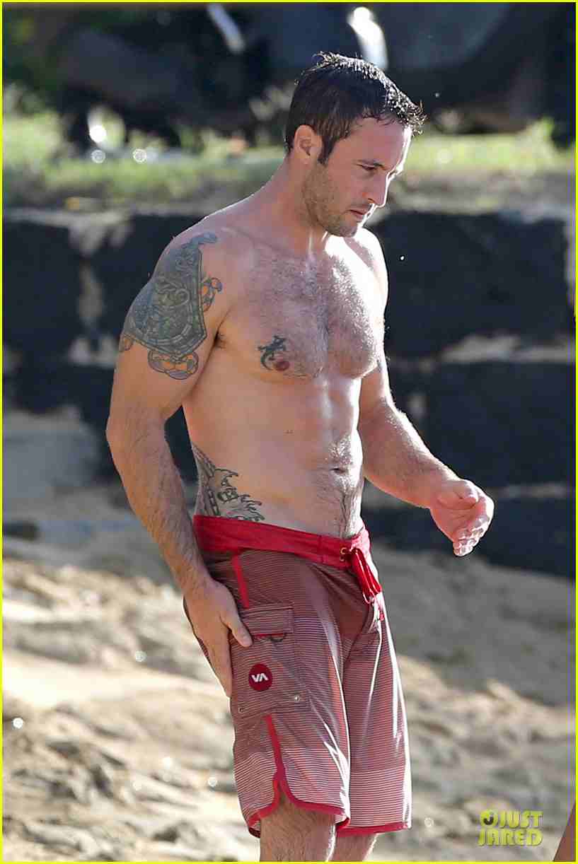 alex-oloughlin-shirtless-beach-bonding-with-maia-jones-08.jpg