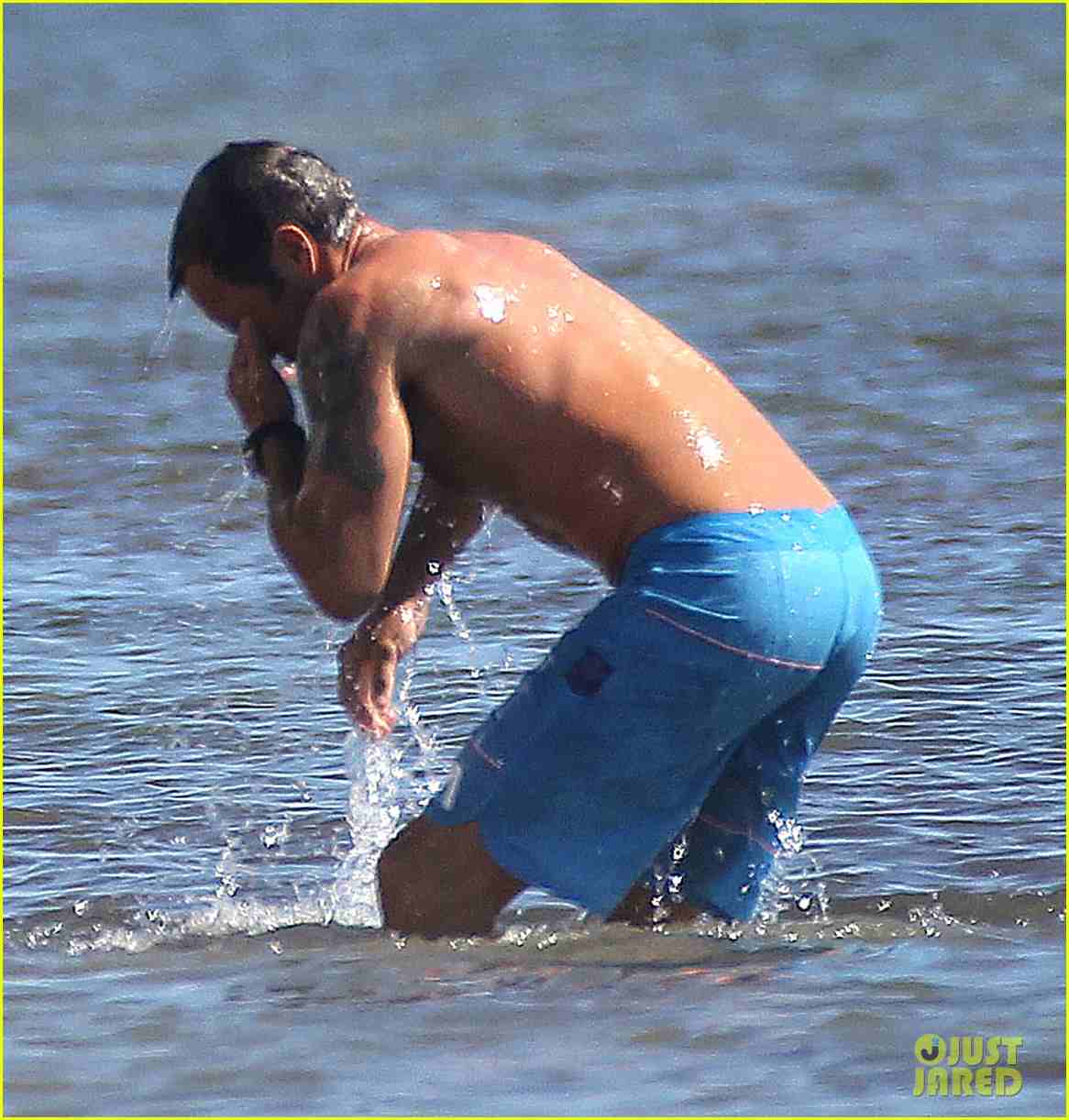 alex-oloughlin-bares-hot-shirtless-bod-on-hawaii-five-0-set-02.jpg