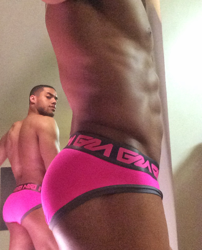 Joshua-Trusty-Selfie-Garcon-Model-Pink-underwear-1.jpg